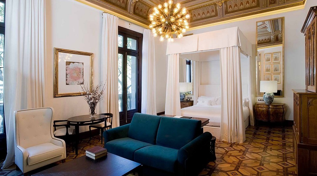 Suite with Historical Ceilings (Ottoman and Damasco) 