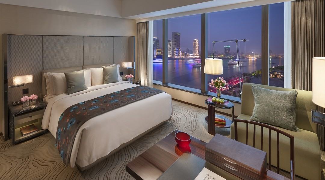 Club Room, 1 King Bed, River View