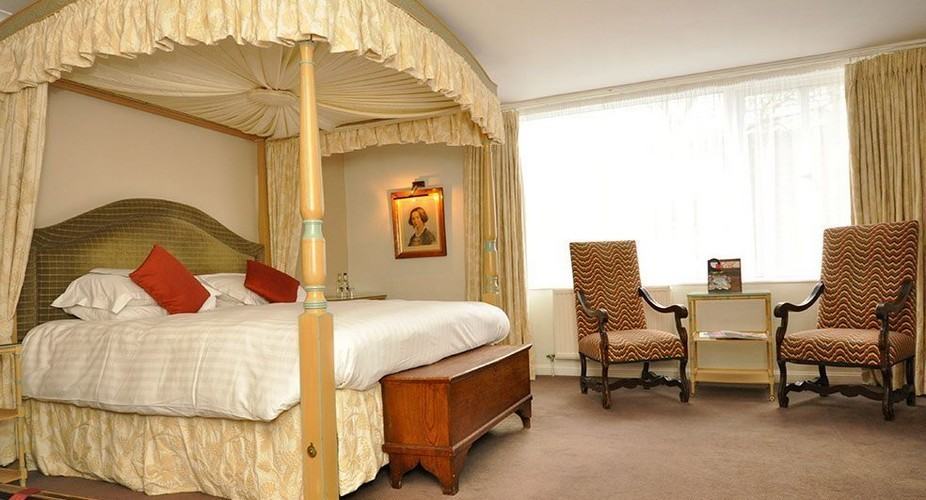Deluxe Four Poster Suite