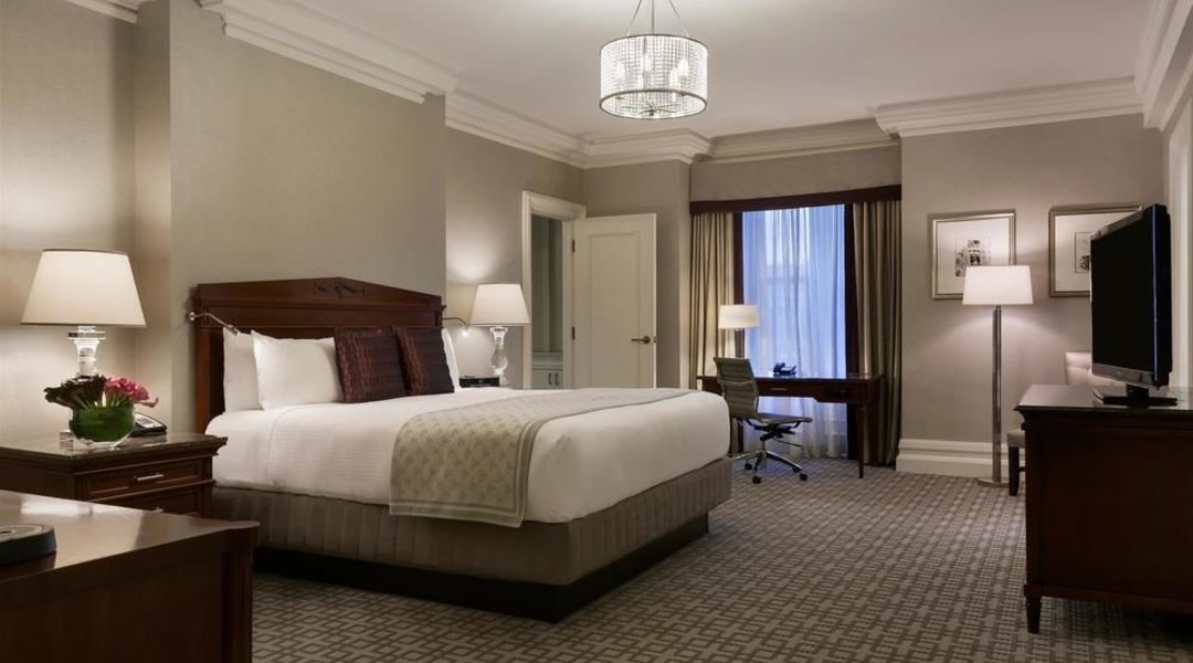 Signature Room, 1 King Bed (Fairmont Gold)