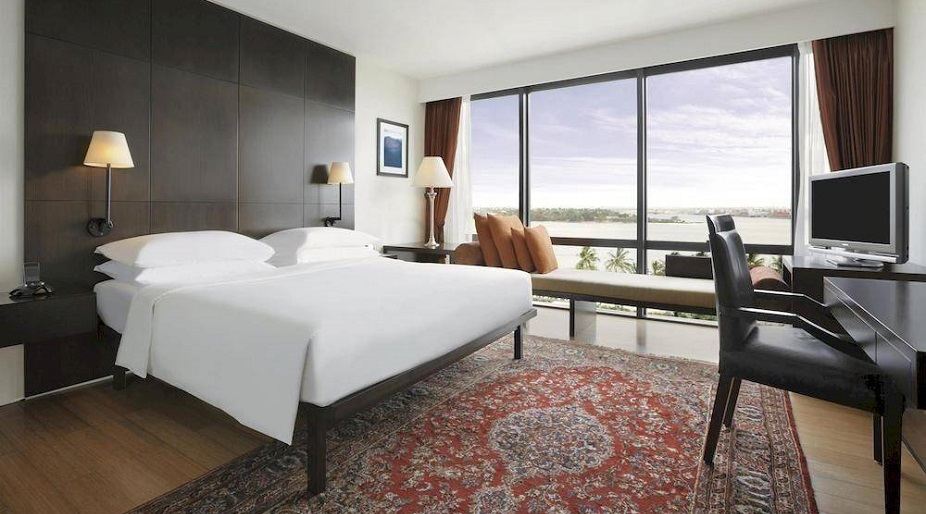 Club Room,  1 King Bed, Sea View